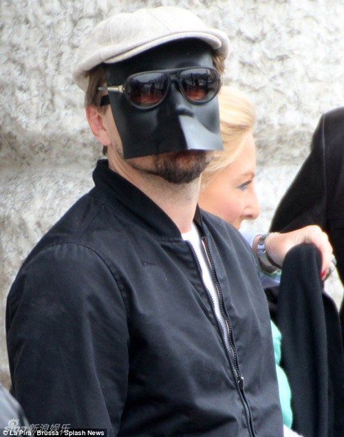 Cuối tuần qua, Leonardo DiCaprio dạo phố Venice với một chiếc mặt nạ và cả một chiếc kính đen đeo bên ngoài. Dù che kín mặt nhưng ngôi sao Titanic vẫn dễ dàng bị nhận ra.