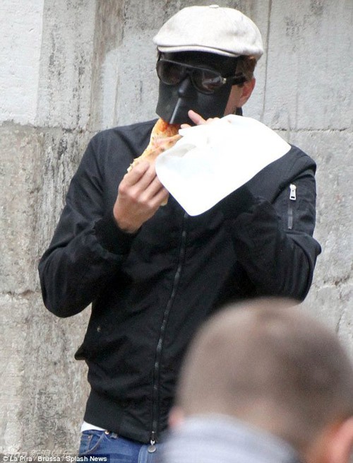 Leonardo DiCaprio khổ sở ăn với chiếc mặt nạ.