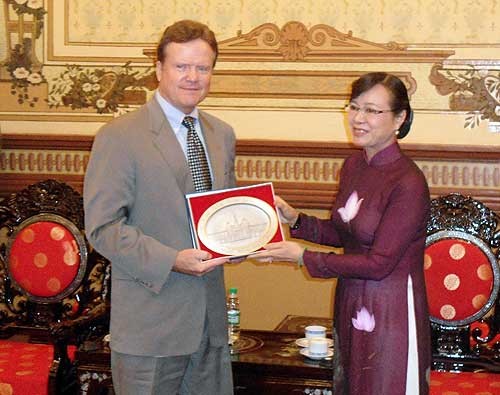 Chủ tịch HĐND TP.HCM Nguyễn Thị Quyết Tâm trao kỷ niệm chương cho thượng nghị sĩ James Webb (ảnh Thanh niên)