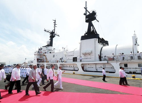 Các lãnh đạo Philippines lên tàu Grogorio del Pilar ngày 23.8 - Ảnh: AFP