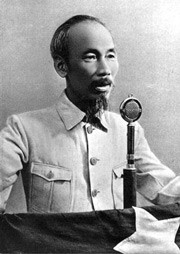 Đúng 2 giờ chiều ngày 2-9-1945, Chủ tịch Hồ Chí Minh trong bộ ka ki giản dị bước lên lễ đài, bằng giọng nói ấm áp, truyền cảm, Người đã đọc bản Tuyên ngôn lịch sử của dân tộc Việt Nam