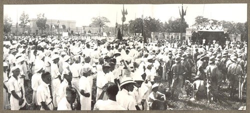 Chiều ngày 2 tháng 9 năm 1945, trên quảng trường Ba Đình, một quang cảnh vừa náo nhiệt, vừa xúc động.