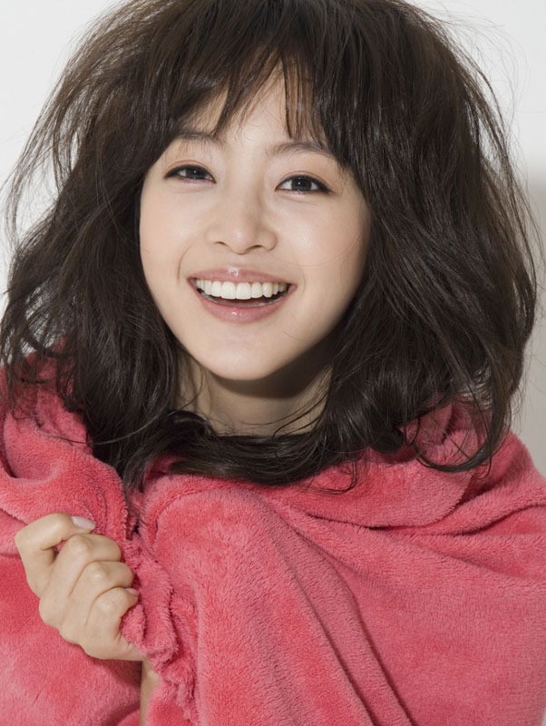 Nhờ vai diễn Anna Jo trong Cặp đôi kỳ lạ, Han Ye Seul trở thành nữ diễn viên truyền hình thành công nhất trên màn ảnh nhỏ Hàn Quốc năm 2006.