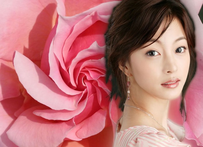 Mới đây, kênh truyền hình Y Star của Hàn Quốc đã tiến hành một cuộc khảo sát rộng rãi nhằm bình chọn ra những nữ ngôi sao xinh đẹp nhất làng giải trí xứ Hàn. Han Ye Seul cũng là cái tên nằm trong Top 10 ngôi sao đẹp nhất xứ Kim Chi.