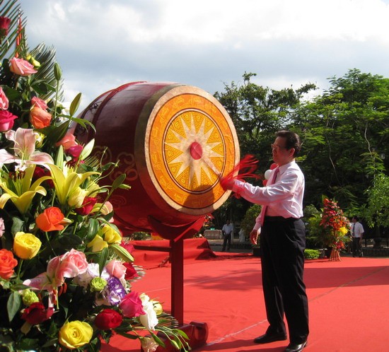 Thủ tướng Nguyễn Tấn Dũng đánh trống khai giảng năm học mới 2011-2012 (Ảnh giadinhnet)