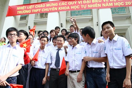 GS. Ngô Bảo Châu dự lễ khai giảng tại trường HPT Chuyên ĐH Khoa học Tự nhiên, ĐH QGHN (Ảnh VTC)