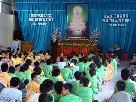 Sau ngày khai giảng (13/06/2010), các em được Ban Giáo Thọ hướng dẫn học đạo đức, học về lịch sử Đức Phật và ý nghĩa của việc lễ Phật cùng với việc thực hành lạy Phật.