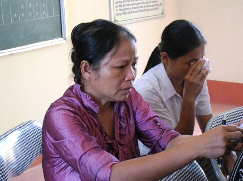 Cô Bùi Thị Luyến (áo tím), người có 29 năm dạy học ở trường mầm non Mậu Lâm đã rơi nước mắt khi kể về đời sống khó khăn của mình. Ảnh: Vne