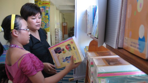 Phụ huynh chọn mua vở cho con tại một nhà sách ở Hà Nội. Nếu không theo yêu cầu của giáo viên, phụ huynh dễ mua phải những loại vở “không đạt yêu cầu” - Ảnh: Thư Hiên