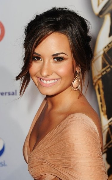 Cô ca sĩ kiêm diễn viên 19 tuổi Demi Lovato xuất hiện trong chiếc đầm lụa vàng mềm mại với cổ xẻ sâu