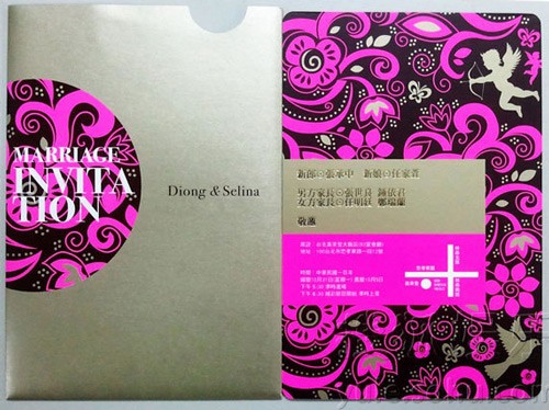 Thiệp cưới thiết kế đơn giản với hai màu chủ đạo hồng và đen là hai màu yêu thích của Selina