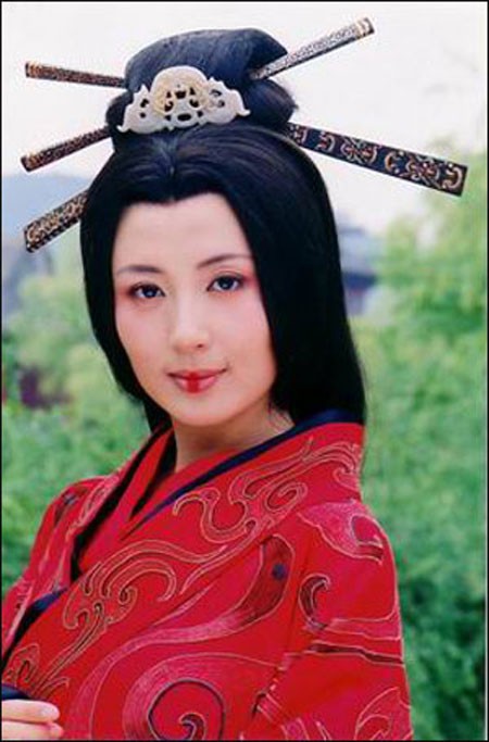 Nữ diễn viên Dương Đồng Thư từng gây ấn tượng mạnh với tạo hình công chúa Bình Dương trong bộ phim truyền hình Hán Vũ Đại Đế. Ánh mắt sắc sảo, kiểu tô son nửa môi ghi dấu ấn sâu đậm cho người xem.
