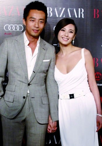 Uông Tiểu Phi đã công khai chuyện tình cảm với cô đào sở hữu khuôn mặt rất giống Song Hye Kyo - Trương Vũ Kỳ vào năm 2009.