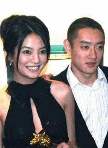 Triệu Vy từng bị bắt gặp đi tình tứ ở Hồng Kông với Uông Vũ. Năm 2005, sau khi đoạt giải Ảnh hậu ở Giải thưởng Điện ảnh Quốc tế Thượng Hải, Uông Vũ cũng có mặt để tổ chức bữa tiệc chúc mừng cho Triệu Vy.