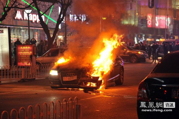 Vương Sóc cũng nổi tiếng với việc gây ra những vụ đụng xe, phá hủy xe để thể hiện thói ngông, điển hình như vụ đâm cháy xe của Vương Kha cách đây ít lâu.