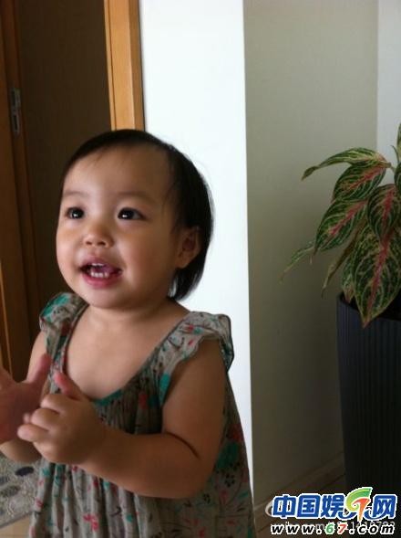 Tiểu Triệu Vy dù mới hơn một tuổi nhưng trông rất lanh lợi và hiếu động.