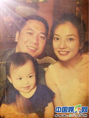 Gia đình nhỏ của Triệu Vy và Huỳnh Hữu Long. Nhìn vào bức ảnh này, ai cũng cảm nhận thấy gia đình “Én nhỏ” vô cùng hạnh phúc. Triệu Vy nở nụ cười duyên dáng bên cạnh đức lang quân và cô con gái kháu khỉnh, lanh lợi của mình.