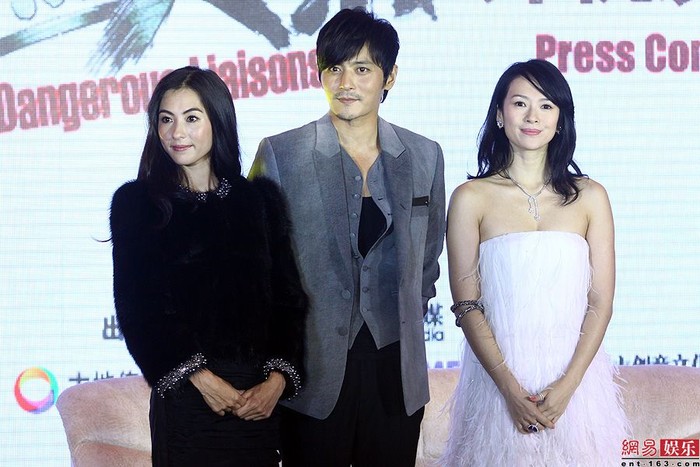 Trong phim, Chương Tử Di và Trương Bá Chi trở thành tình địch trong cuộc chiến giành tình yêu của Jang Dong Gun.