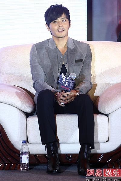 Phát biểu trước đông đảo khán giả và báo giới có mặt tại hiện trường buổi họp báo, diễn viên nam chính Jang Dong Gun cho biết: “Mối quan hệ nguy hiểm theo cách nhìn của tôi chính là tình yêu nguy hiểm".