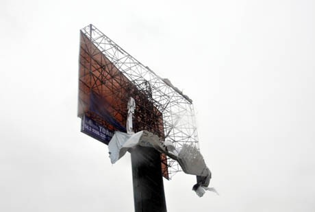 Một tấm biển quảng cáo trên cầu Bãi Cháy bị gió thổi nát (Ảnh: báo Quảng Ninh)