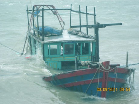 Một tàu đánh cá của ngư dân huyện Cô Tô bị bão số 5 đánh đắm.