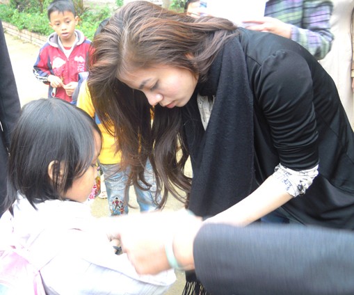 Lisa Vân Anh trong huyến đi từ thiện trao học bổng tại Quảng Bình