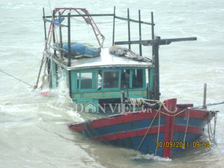 Một con thuyền trên vùng biển Quảng Ninh bị đánh đắm