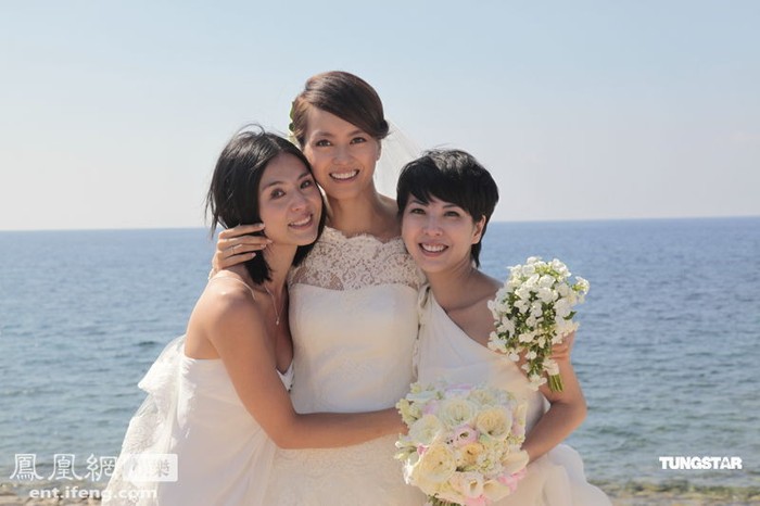 Hai cô bạn Hứa Như Vân và Lý Tâm Khiết không quản xa xôi bay tới tận Ibiza làm phù dâu cho cô.