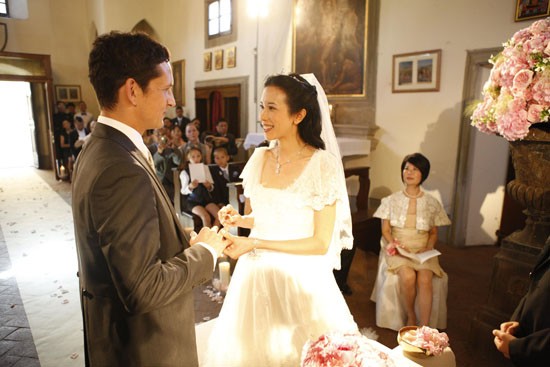 Nữ ca sĩ kiêm diễn viên thông báo chuẩn bị kết hôn hồi tháng 6, khi lên nhận giải lại Golden Melody Awards của Đài Loan. Đây là lần kết hôn đầu tiên của Mạc Văn Úy, và là lần thứ hai của chồng cô. Cả hai người năm nay 41 tuổi.