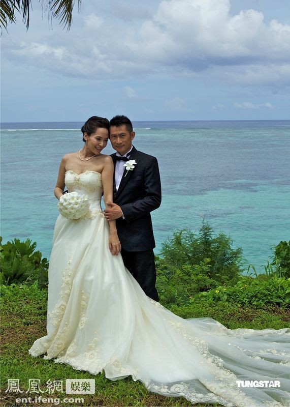 Hôn lễ được diễn ra tại một nhà thờ ở đảo Guam, Mỹ.