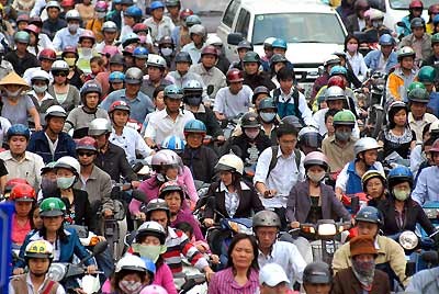 Lượng xe quá đông khiến người tham gia giao thông chỉ có thể nhích từng tý một