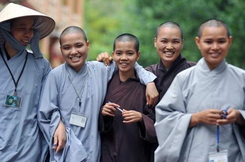 Nơi cửa Phật các sư thầy không chỉ tập trung học tập mà còn có một cuộc sống tràn ngập những tiếng cười vui. (Ảnh Vne)