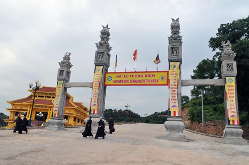 Lối lên Học viện Phật giáo Việt Nam tại xã Phù Linh, huyện Sóc Sơn (Hà Nội). Khuôn viên trường rộng tới 11 hecta. Hiện nơi đây có gần 300 tăng sinh, ni sinh theo học trong đó 217 người học hệ cử nhân Phật học (hệ 4 năm), cao đẳng có 79 tăng, ni sinh (hệ 3 năm).(Ảnh VNe)