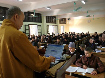Sau 4 năm học ở trường với nhiều môn học trong đó hai chương trình chính là đào tạo Phật học và các môn khoa học xã hội (triết học, ngoại ngữ, vi tính...), tăng ni sinh tốt nghiệp ra trường với bằng cử nhân Phật học.