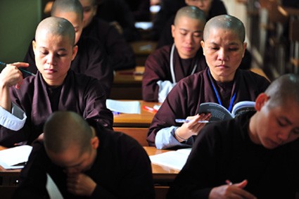 Một ngày theo các lớp học của ni (các sư nữ) ghi lại những hình ảnh về những cử nhân Phật học tương lai.(Ảnh Laodong)