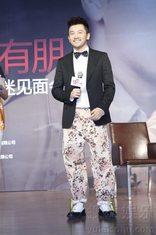 Chiếc quần hoa nhăn nhúm, màu sắc sặc sỡ Tô Hữu Bằng diện trong buổi giao lưu khiến các fan của nam diễn viên không khỏi ngỡ ngàng.