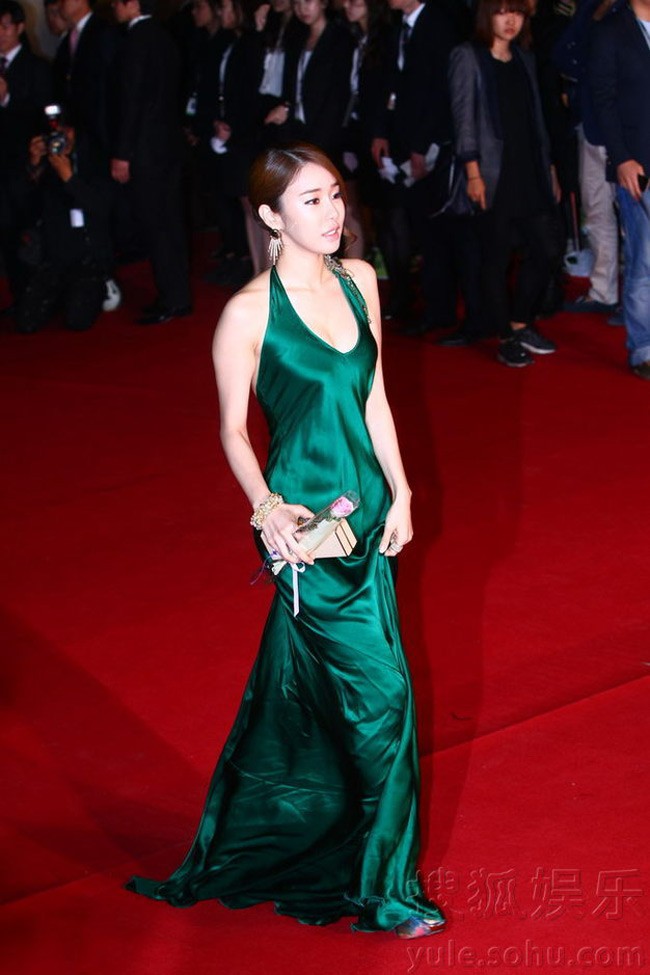 Yoo In Na nổi bật với bộ váy lụa màu xanh