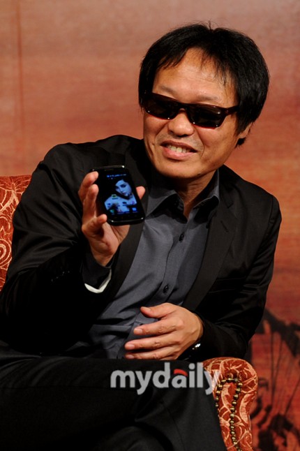 Đạo diễn người Hàn Quốc Kwak Jae Yong được biết đến là người đã đem đến thành công cho bộ phim Cô nàng ngổ ngáo. Ông cũng tham gia viết kịch bản cho bộ phim Phụ nữ không xấu của đạo diễn Từ Khắc.
