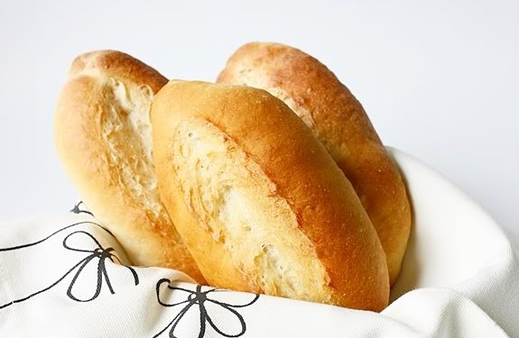 Bánh mì nóng giòn - nét Hà Nội xưa còn lại. Nhắc tới Hà Nội trong quá khứ, không thể không nói tới bmón bánh thơm phức, giòn tan này.