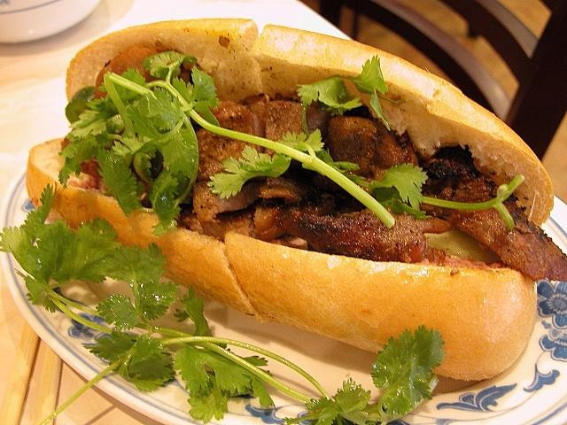 Ổ bánh mì thịt kiểu Sài Gòn đã có mặt khắp nơi trong nước. Nó còn theo chân người Việt bén rễ ở nhiều quốc gia khác.