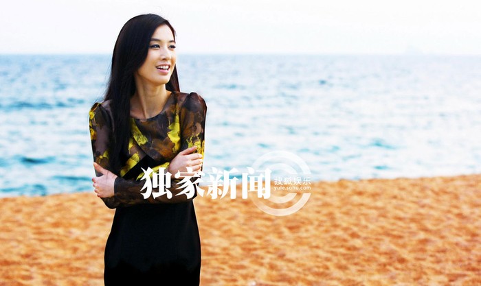 Trái ngược với hình ảnh kiêu sa, kiều diễm bên bạn diễn Lâm Phong, khi đứng trước biển "Bạch xà" Huỳnh Thánh Y đẹp dịu dàng, đằm thắm