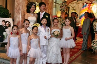 Xu hướng thuê những “thiên thần” nhỏ nâng váy cưới cô dâu đang được nhiều người chú trọng (Ảnh Internet)