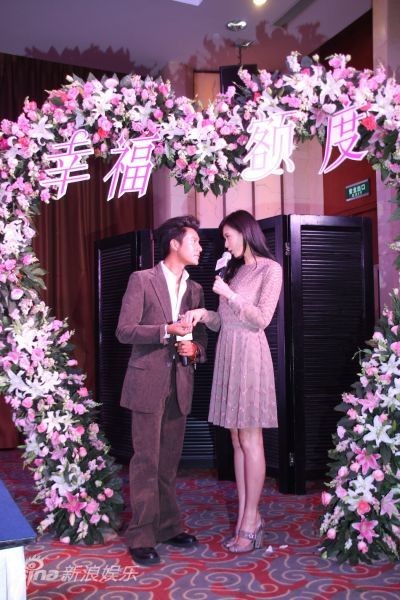 Trong một không gian lãng mạn với cánh cửa kết hoa hồng, nam diễn viên Trần Khôn và người đẹp Lâm Chí Linh đã nhiệt tình tái hiện lại cảnh tượng hạnh phúc của màn cầu hôn vô cùng lãng mạn trong phim.