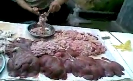 Nếu là khách hàng lạ vào chợ nội tạng ở Thái Bình, sẽ không khỏi giật mình kinh sợ vì những bộ lòng còn lợn con còn nguyên hình dạng, chưa được bóc tách này.