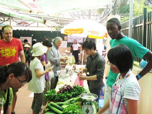 5. Chợ Tây Hà Nội. Hà Nội cũng có một chợ phiên chỉ mở cửa vào ngày thứ Bảy, sản phẩm buôn bán ở đây là hàng sạch, hàng chính gốc, đặc biệt không nói thách, không trả giá, kê làm sao thì bán làm vậy.