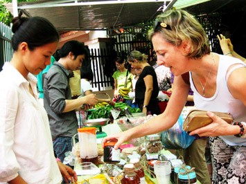 Nằm trong một con ngõ đường Tô Ngọc Vân, quận Tây Hồ (Hà Nội), chợ phiên độc đáo này có một số tiểu thương là người nước ngoài và phần nhiều khách hàng lui tới đây cũng là người ngoại quốc.