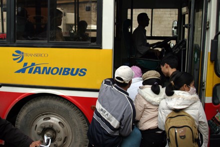 Tình trạng chen lấn, xô đẩy vẫn thường xuyên xảy ra tại các điểm dừng xe buýt