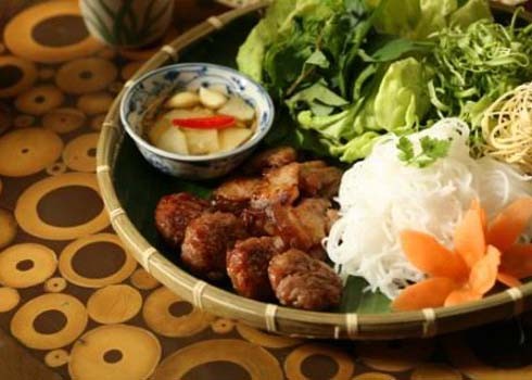 3.Bún chả "Phở được biết đến là món ăn nổi tiếng nhất Việt Nam, song bún chả lại là sự lựa chọn hàng đầu trong bữa cơm trưa của người dân thủ đô Hà Nội"