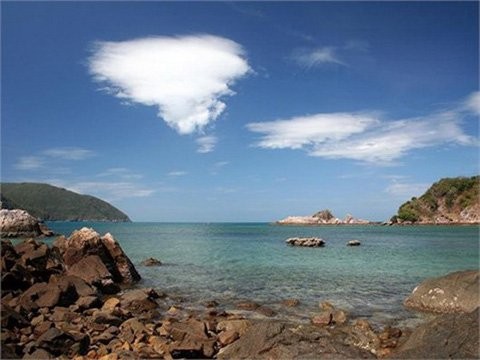 3. Côn Đảo Từng được biết đến như “một địa ngục trần gian” song ngày này đến Côn Đảo, bạn sẽ ngỡ ngàng trước vẻ đẹp của một hòn đảo còn hoang sơ và trinh nguyên như thế.
