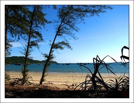 Cô Tô mê hoặc du khách bởi những bãi biển hoang sơ với bờ cát trắng và làn nước trong xanh.